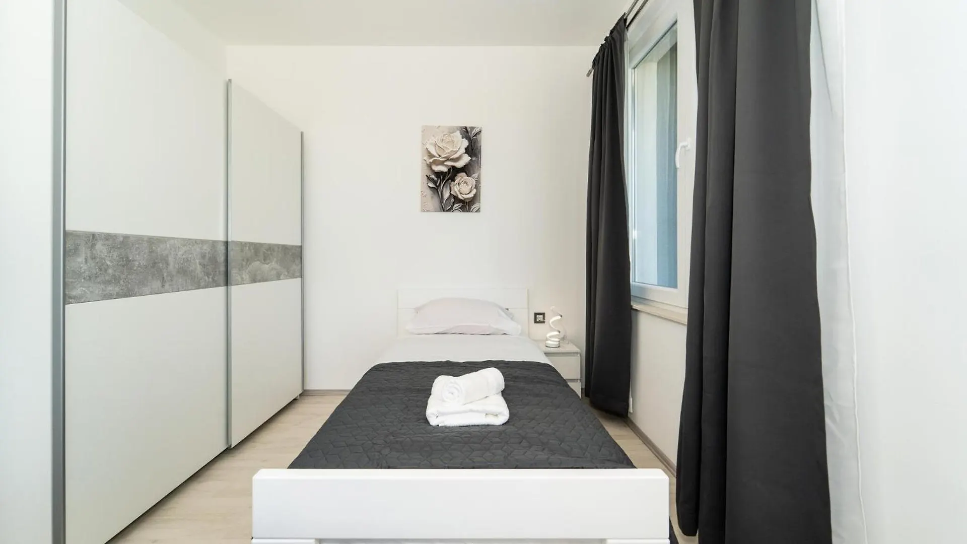 Beautiful Apartment In Pridraga With Wifi 0*,